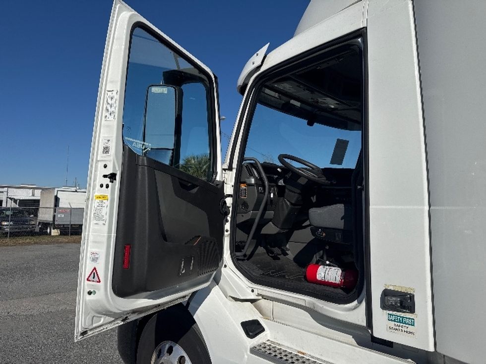 Day Cab Tractor-Heavy Duty Tractors-Volvo-2019-VNL42300-Ocala-FL-388,784\n\t\tmiles-$ 29,750 - Image 9