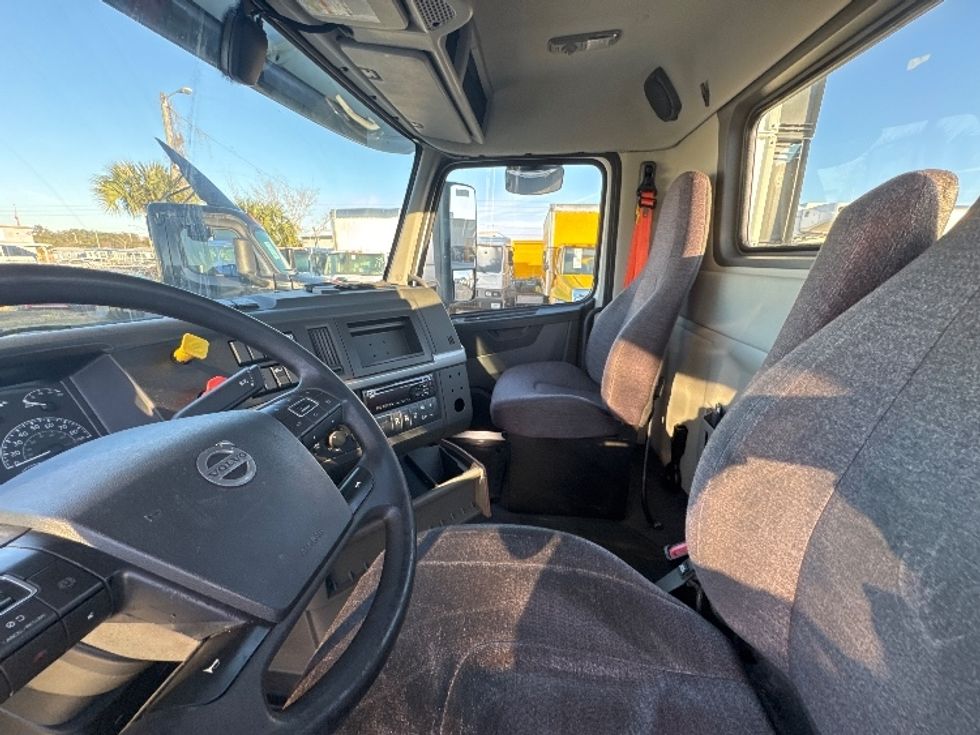 Day Cab Tractor-Heavy Duty Tractors-Volvo-2019-VNL42300-Ocala-FL-395,913\n\t\tmiles-$ 29,250 - Image 10