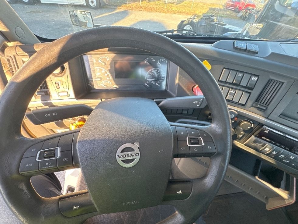 Day Cab Tractor-Heavy Duty Tractors-Volvo-2019-VNL42300-Ocala-FL-395,913\n\t\tmiles-$ 29,250 - Image 11