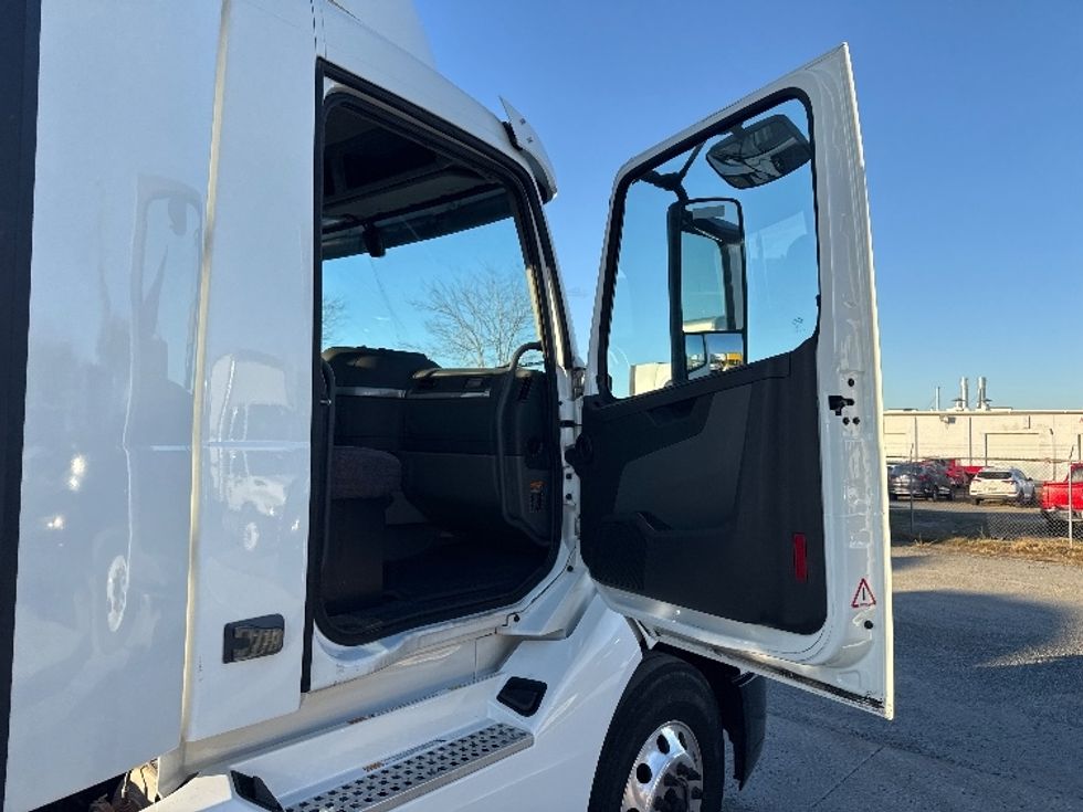 Day Cab Tractor-Heavy Duty Tractors-Volvo-2019-VNL42300-Ocala-FL-395,913\n\t\tmiles-$ 29,250 - Image 12