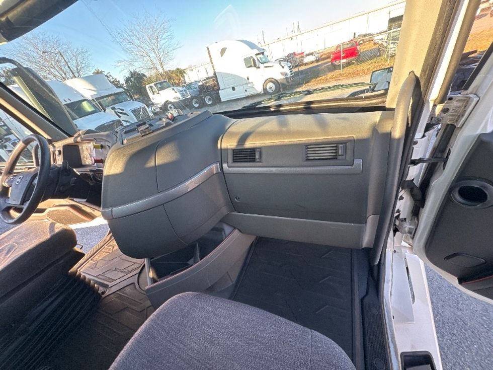 Day Cab Tractor-Heavy Duty Tractors-Volvo-2019-VNL42300-Ocala-FL-395,913\n\t\tmiles-$ 29,250 - Image 13