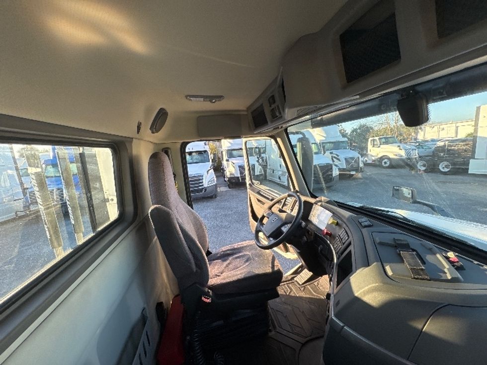 Day Cab Tractor-Heavy Duty Tractors-Volvo-2019-VNL42300-Ocala-FL-395,913\n\t\tmiles-$ 29,250 - Image 14