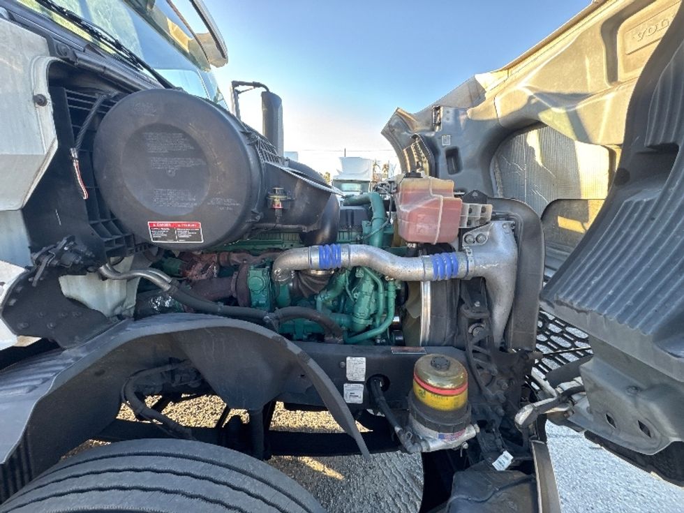 Day Cab Tractor-Heavy Duty Tractors-Volvo-2019-VNL42300-Ocala-FL-395,913\n\t\tmiles-$ 29,250 - Image 15