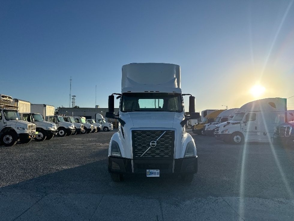 Day Cab Tractor-Heavy Duty Tractors-Volvo-2019-VNL42300-Ocala-FL-395,913\n\t\tmiles-$ 29,250 - Image 2