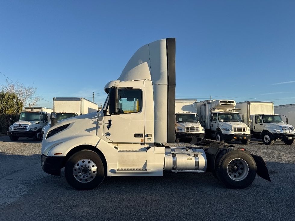 Day Cab Tractor-Heavy Duty Tractors-Volvo-2019-VNL42300-Ocala-FL-395,913\n\t\tmiles-$ 29,250 - Image 4