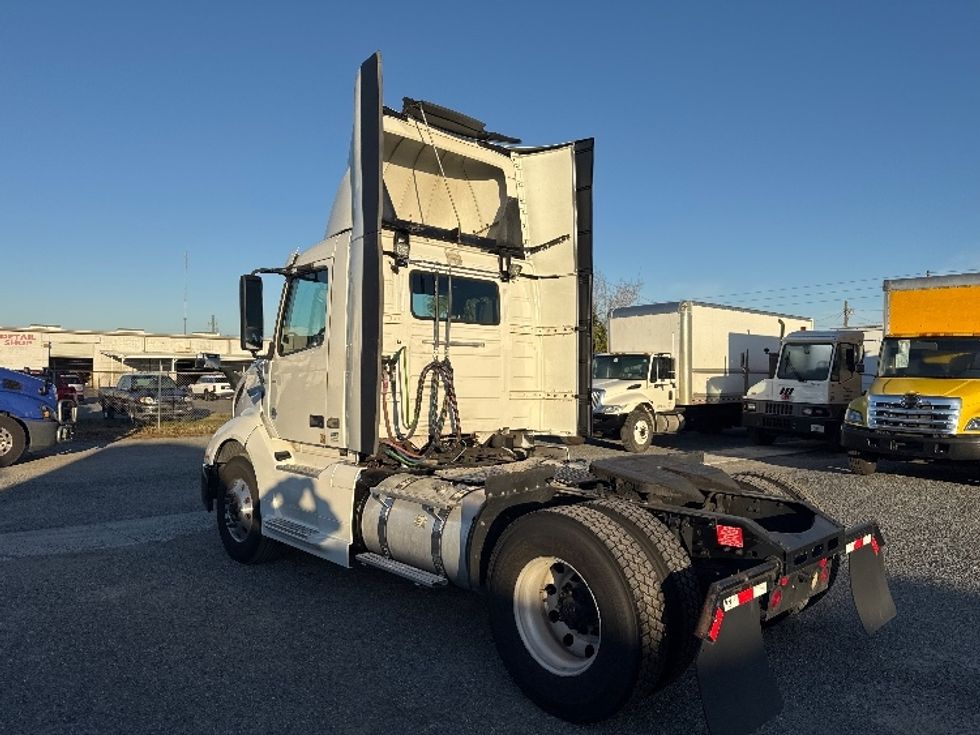 Day Cab Tractor-Heavy Duty Tractors-Volvo-2019-VNL42300-Ocala-FL-395,913\n\t\tmiles-$ 29,250 - Image 5