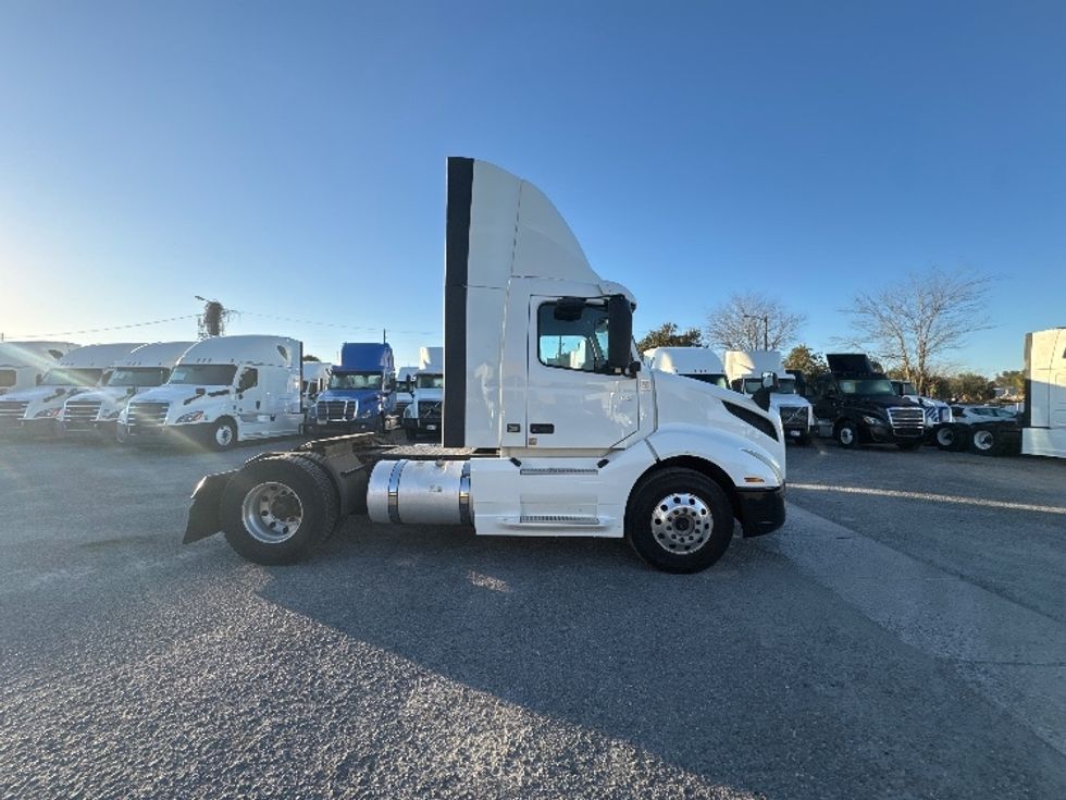Day Cab Tractor-Heavy Duty Tractors-Volvo-2019-VNL42300-Ocala-FL-395,913\n\t\tmiles-$ 29,250 - Image 8