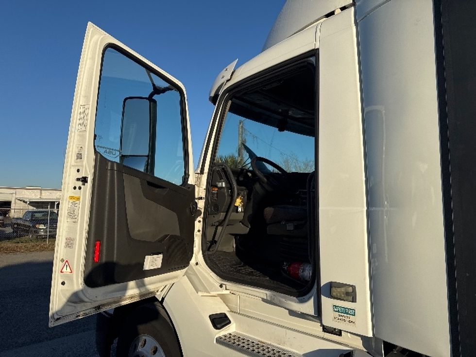 Day Cab Tractor-Heavy Duty Tractors-Volvo-2019-VNL42300-Ocala-FL-395,913\n\t\tmiles-$ 29,250 - Image 9