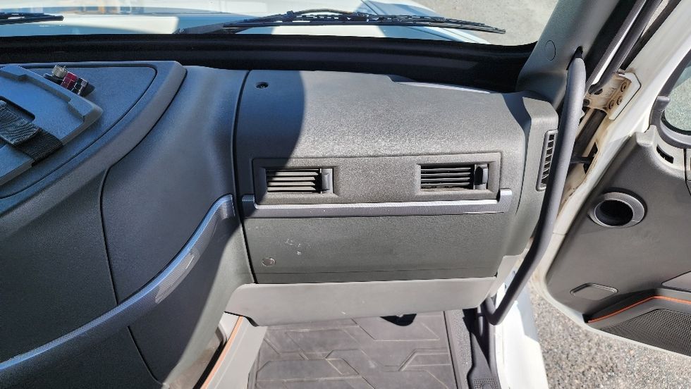 Day Cab Tractor-Heavy Duty Tractors-Volvo-2019-VNL42300-Ocala-FL-424,681\n\t\tmiles-$ 29,500 - Image 13