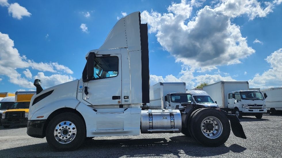 Day Cab Tractor-Heavy Duty Tractors-Volvo-2019-VNL42300-Ocala-FL-424,681\n\t\tmiles-$ 29,500 - Image 4