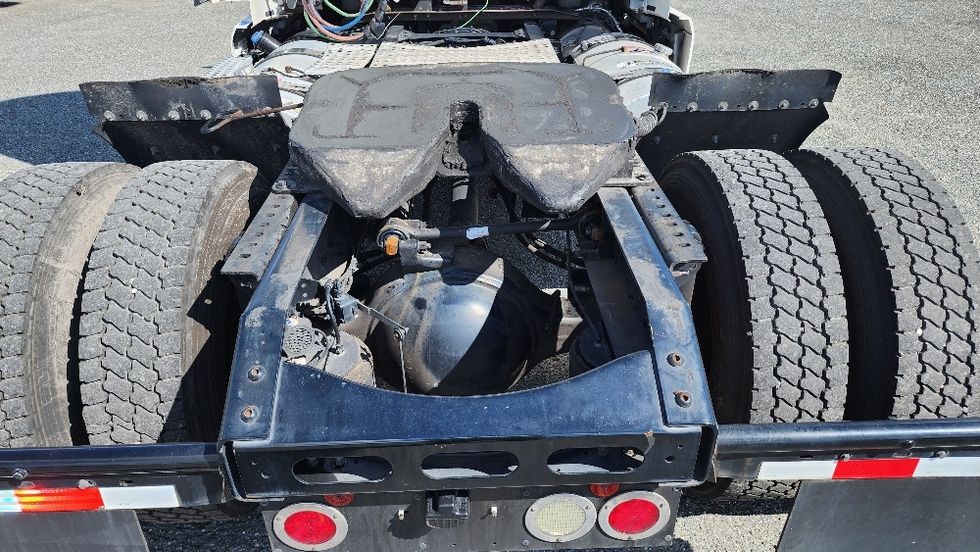 Day Cab Tractor-Heavy Duty Tractors-Volvo-2019-VNL42300-Ocala-FL-424,681\n\t\tmiles-$ 29,500 - Image 6