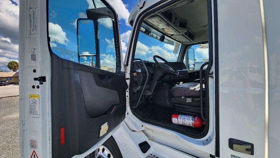 Day Cab Tractor-Heavy Duty Tractors-Volvo-2019-VNL42300-Ocala-FL-424,681\n\t\tmiles-$ 29,500 - Image 9