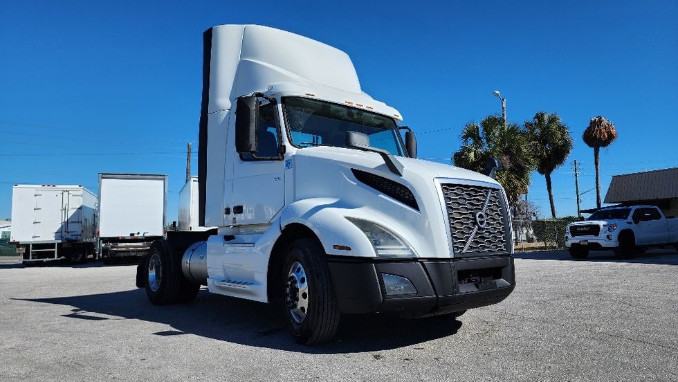 Day Cab Tractor-Heavy Duty Tractors-Volvo-2019-VNL42300-Ocala-FL-426,636\n\t\tmiles-$ 27,750 - Image 1
