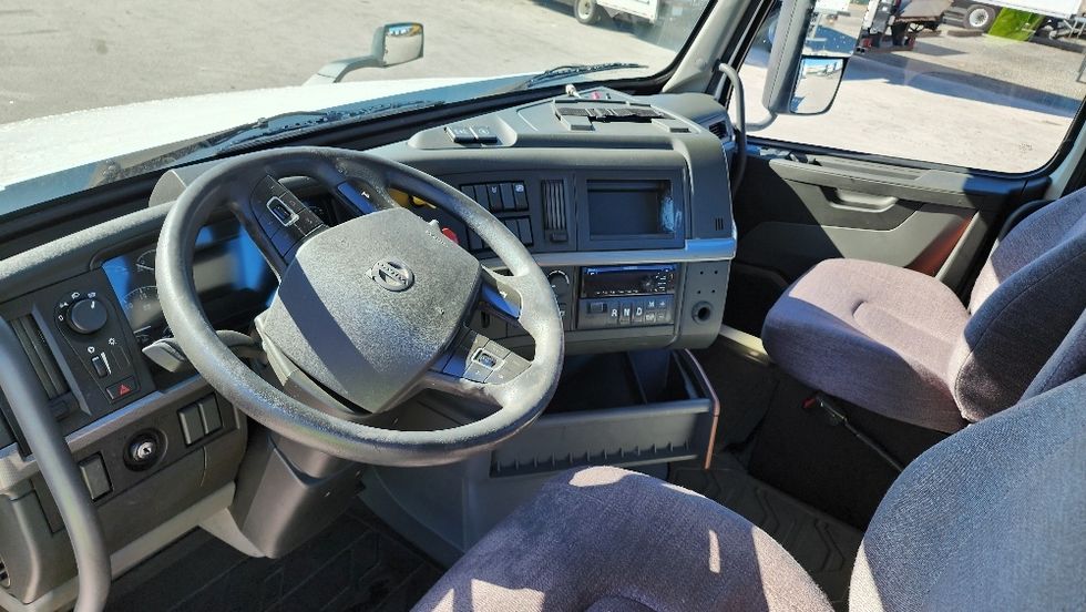 Day Cab Tractor-Heavy Duty Tractors-Volvo-2019-VNL42300-Ocala-FL-426,636\n\t\tmiles-$ 27,750 - Image 10