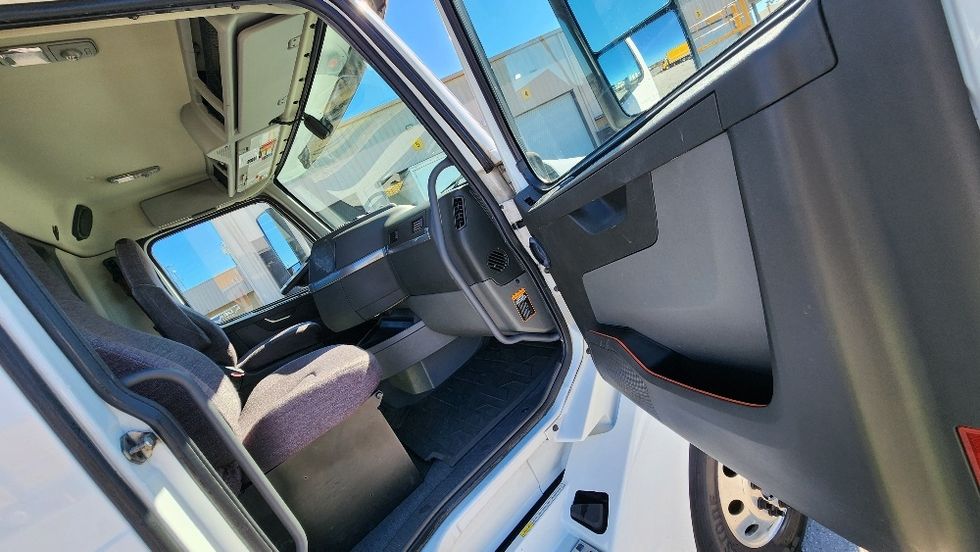 Day Cab Tractor-Heavy Duty Tractors-Volvo-2019-VNL42300-Ocala-FL-426,636\n\t\tmiles-$ 27,750 - Image 12