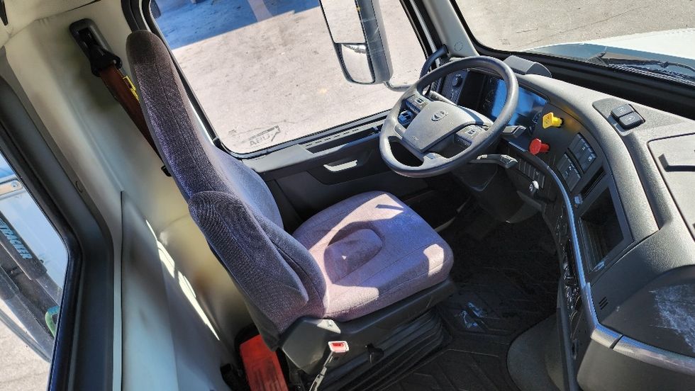 Day Cab Tractor-Heavy Duty Tractors-Volvo-2019-VNL42300-Ocala-FL-426,636\n\t\tmiles-$ 27,750 - Image 14
