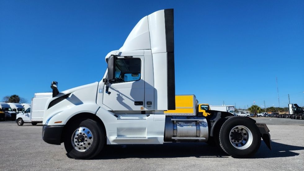 Day Cab Tractor-Heavy Duty Tractors-Volvo-2019-VNL42300-Ocala-FL-426,636\n\t\tmiles-$ 27,750 - Image 4