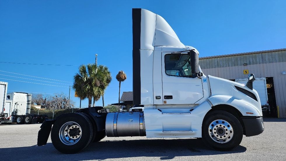 Day Cab Tractor-Heavy Duty Tractors-Volvo-2019-VNL42300-Ocala-FL-426,636\n\t\tmiles-$ 27,750 - Image 8