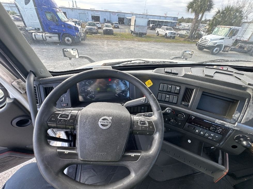 Day Cab Tractor-Heavy Duty Tractors-Volvo-2019-VNL42300-Ocala-FL-427,448\n\t\tmiles-$ 27,750 - Image 11