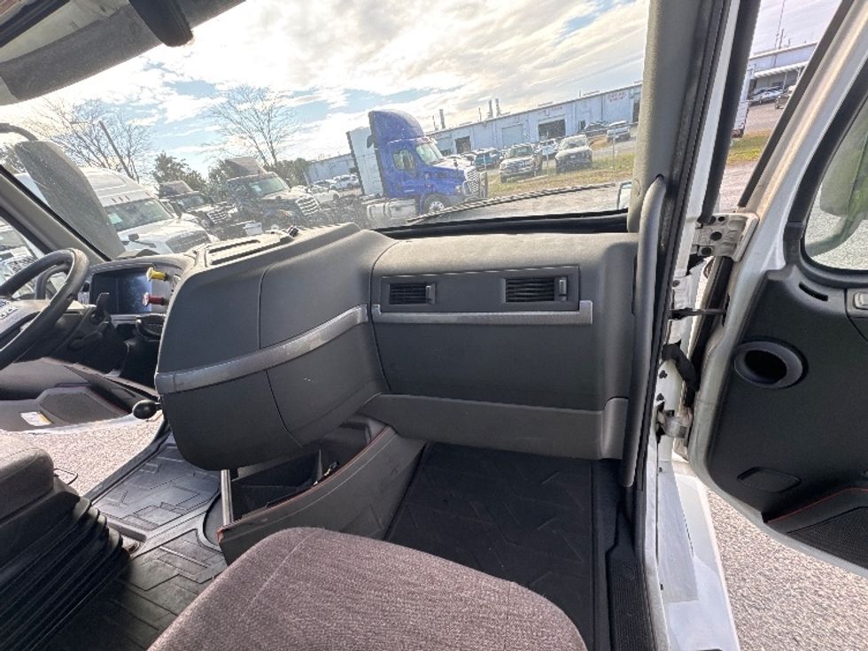 Day Cab Tractor-Heavy Duty Tractors-Volvo-2019-VNL42300-Ocala-FL-427,448\n\t\tmiles-$ 27,750 - Image 13