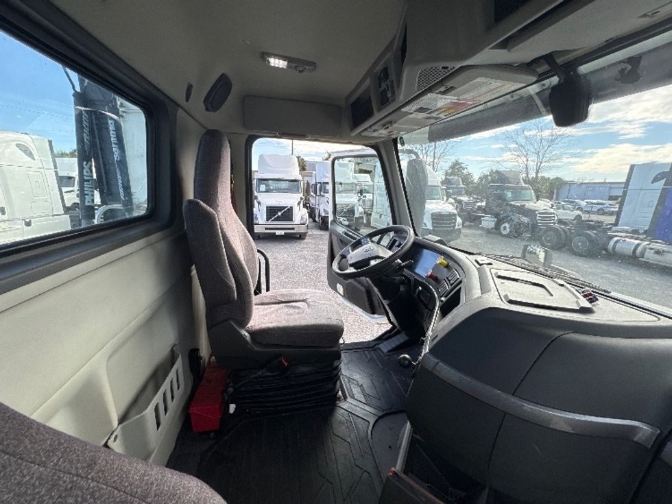Day Cab Tractor-Heavy Duty Tractors-Volvo-2019-VNL42300-Ocala-FL-427,448\n\t\tmiles-$ 27,750 - Image 14