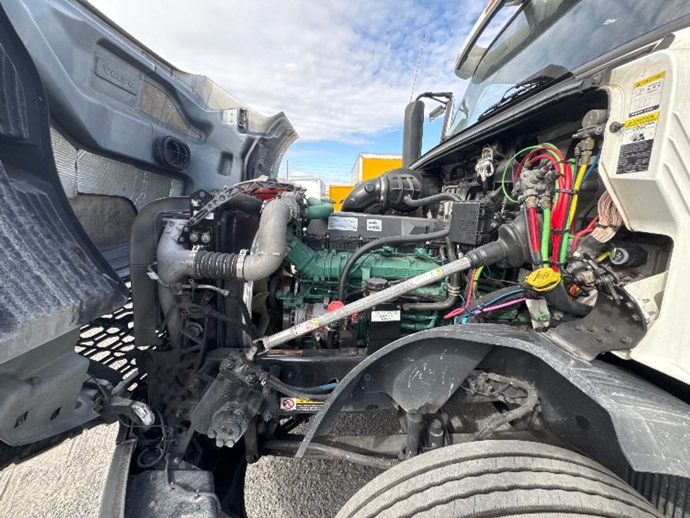 Day Cab Tractor-Heavy Duty Tractors-Volvo-2019-VNL42300-Ocala-FL-427,448\n\t\tmiles-$ 27,750 - Image 16