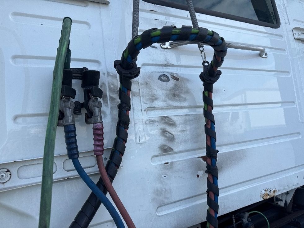 Day Cab Tractor-Heavy Duty Tractors-Volvo-2019-VNL42300-Ocala-FL-427,448\n\t\tmiles-$ 27,750 - Image 17