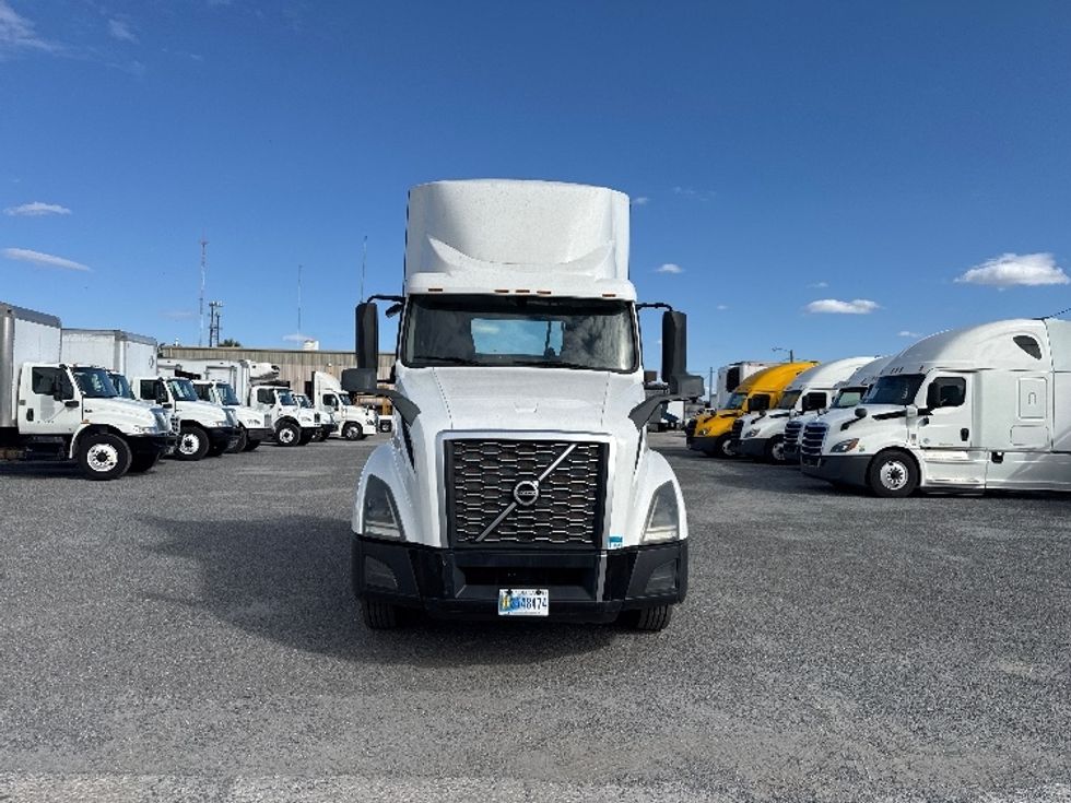 Day Cab Tractor-Heavy Duty Tractors-Volvo-2019-VNL42300-Ocala-FL-427,448\n\t\tmiles-$ 27,750 - Image 2