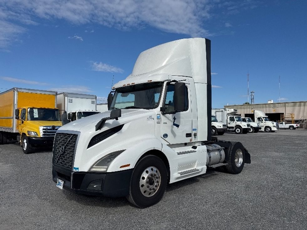 Day Cab Tractor-Heavy Duty Tractors-Volvo-2019-VNL42300-Ocala-FL-427,448\n\t\tmiles-$ 27,750 - Image 3