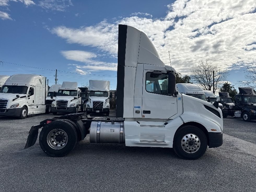 Day Cab Tractor-Heavy Duty Tractors-Volvo-2019-VNL42300-Ocala-FL-427,448\n\t\tmiles-$ 27,750 - Image 8