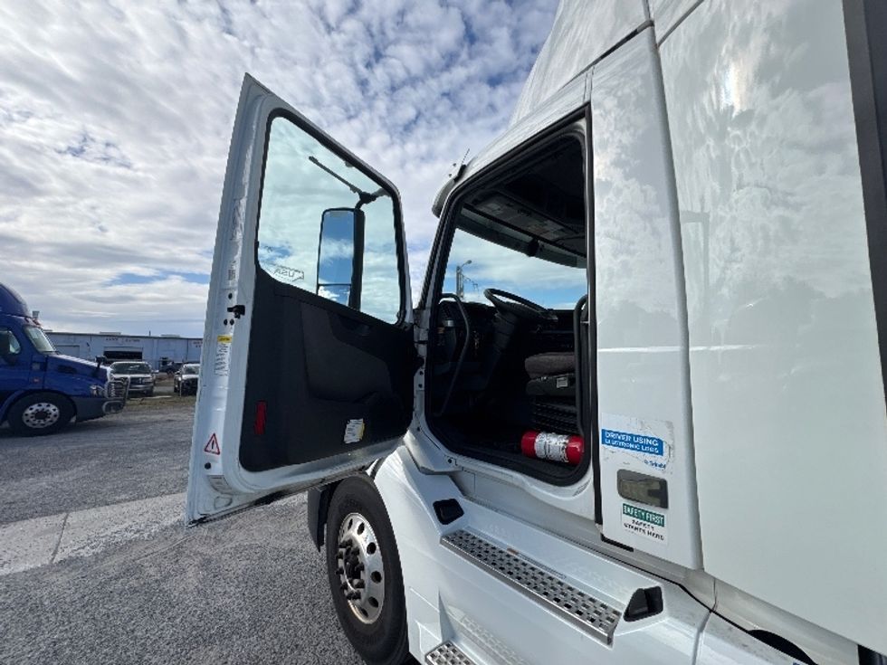 Day Cab Tractor-Heavy Duty Tractors-Volvo-2019-VNL42300-Ocala-FL-427,448\n\t\tmiles-$ 27,750 - Image 9
