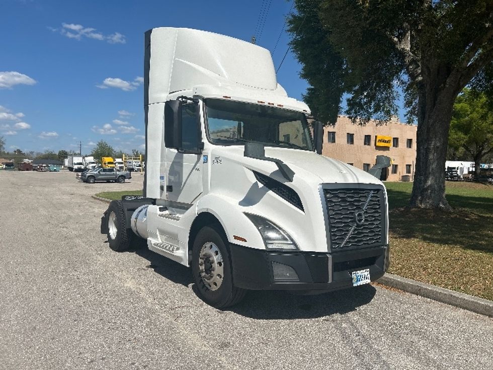 Day Cab Tractor-Heavy Duty Tractors-Volvo-2019-VNL42300-Ocala-FL-428,798\n\t\tmiles-$ 27,750 - Image 1