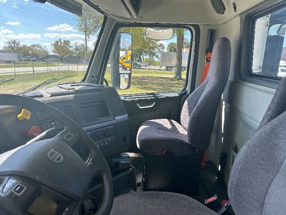 Day Cab Tractor-Heavy Duty Tractors-Volvo-2019-VNL42300-Ocala-FL-428,798\n\t\tmiles-$ 27,750 - Image 10