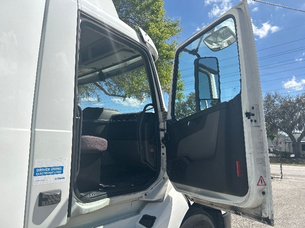 Day Cab Tractor-Heavy Duty Tractors-Volvo-2019-VNL42300-Ocala-FL-428,798\n\t\tmiles-$ 27,750 - Image 12
