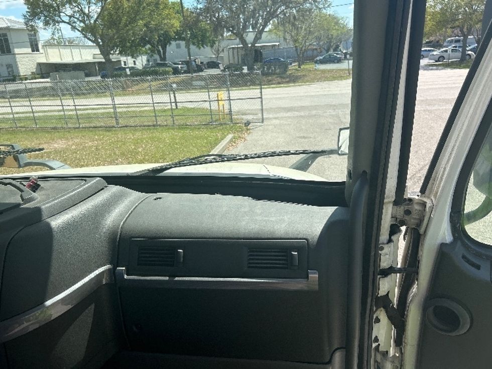 Day Cab Tractor-Heavy Duty Tractors-Volvo-2019-VNL42300-Ocala-FL-428,798\n\t\tmiles-$ 27,750 - Image 13