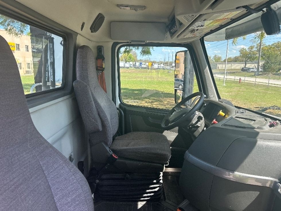 Day Cab Tractor-Heavy Duty Tractors-Volvo-2019-VNL42300-Ocala-FL-428,798\n\t\tmiles-$ 27,750 - Image 14