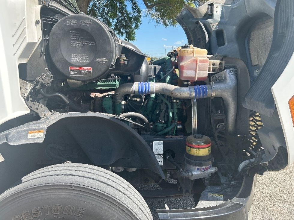 Day Cab Tractor-Heavy Duty Tractors-Volvo-2019-VNL42300-Ocala-FL-428,798\n\t\tmiles-$ 27,750 - Image 15