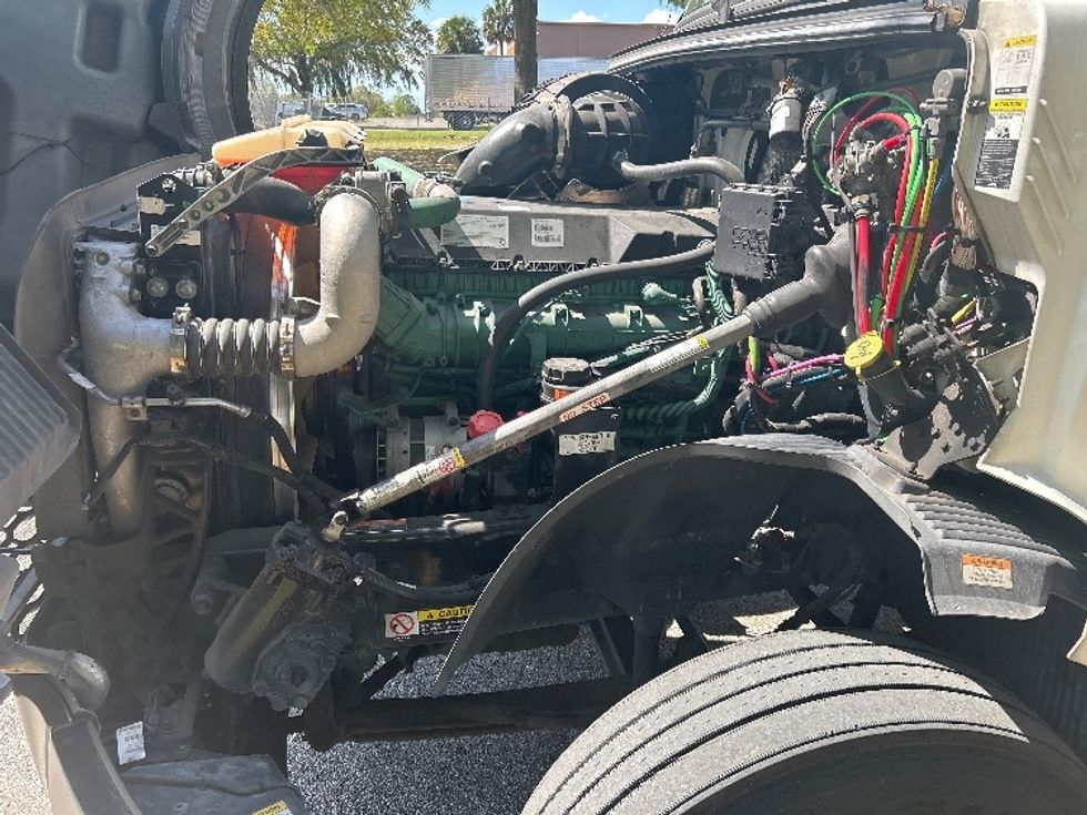 Day Cab Tractor-Heavy Duty Tractors-Volvo-2019-VNL42300-Ocala-FL-428,798\n\t\tmiles-$ 27,750 - Image 16
