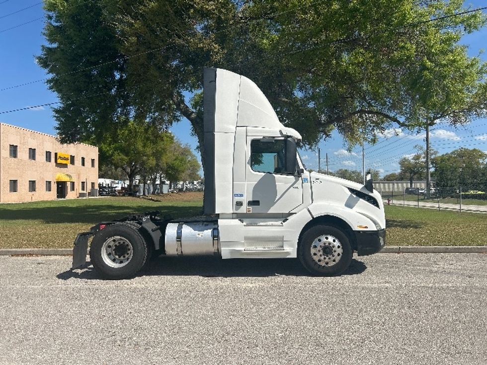Day Cab Tractor-Heavy Duty Tractors-Volvo-2019-VNL42300-Ocala-FL-428,798\n\t\tmiles-$ 27,750 - Image 8