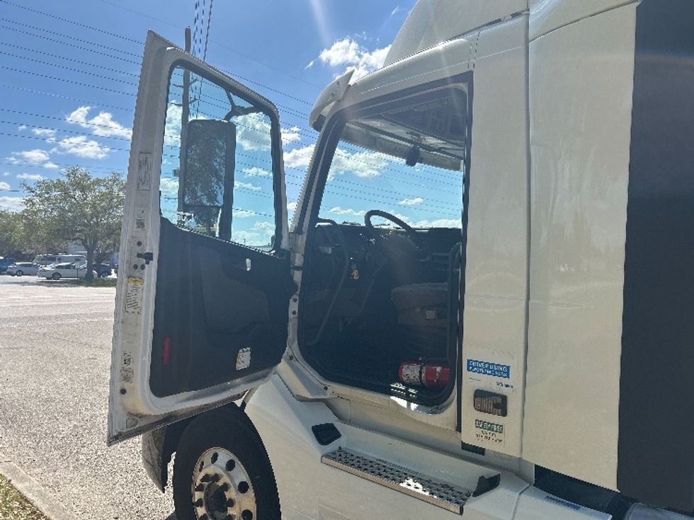 Day Cab Tractor-Heavy Duty Tractors-Volvo-2019-VNL42300-Ocala-FL-428,798\n\t\tmiles-$ 27,750 - Image 9