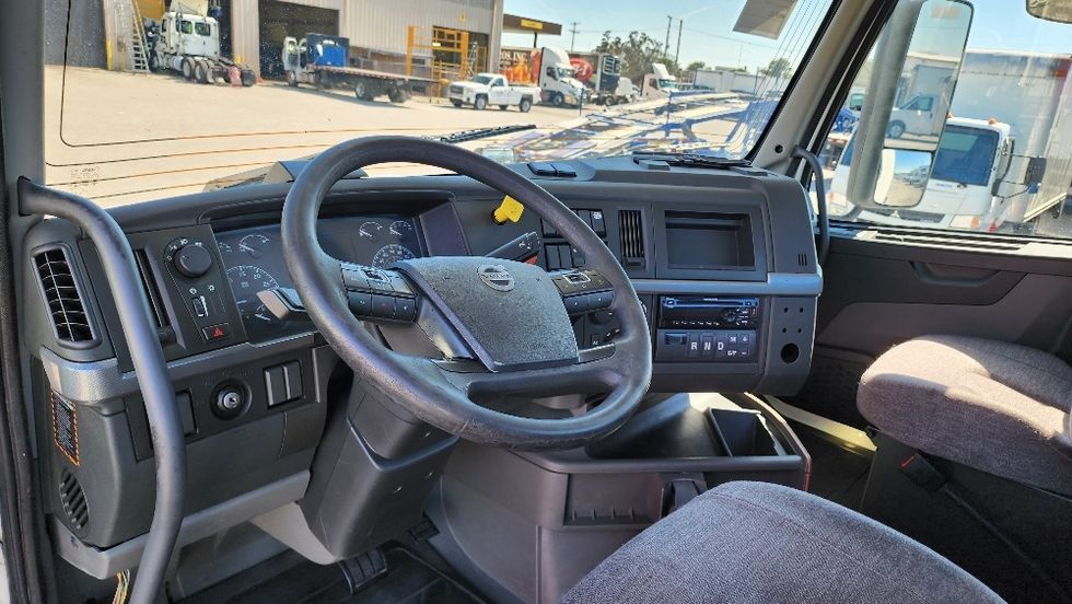 Day Cab Tractor-Heavy Duty Tractors-Volvo-2019-VNL42300-Ocala-FL-441,620\n\t\tmiles-$ 27,000 - Image 10