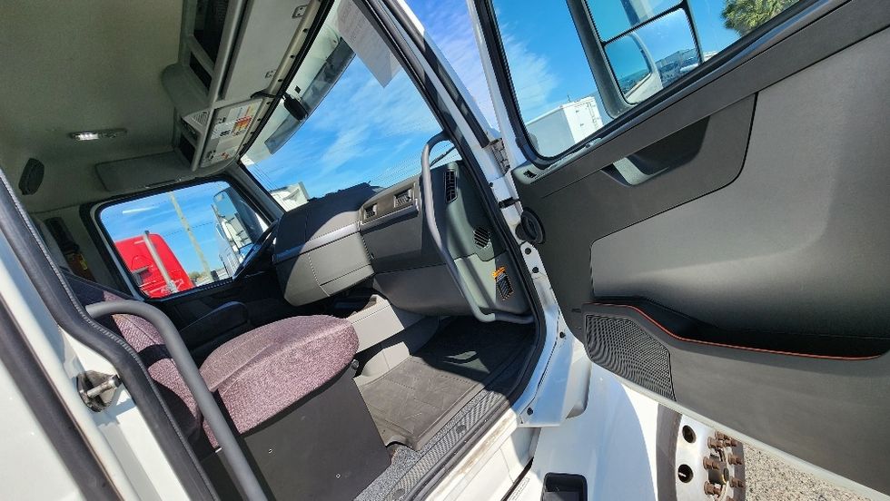 Day Cab Tractor-Heavy Duty Tractors-Volvo-2019-VNL42300-Ocala-FL-441,620\n\t\tmiles-$ 27,000 - Image 12