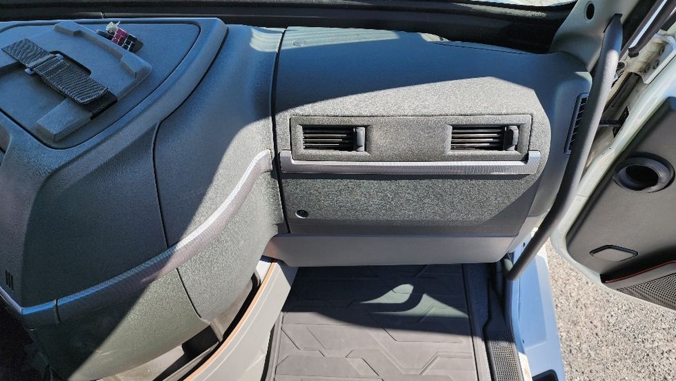 Day Cab Tractor-Heavy Duty Tractors-Volvo-2019-VNL42300-Ocala-FL-441,620\n\t\tmiles-$ 27,000 - Image 13