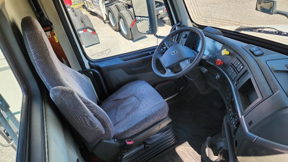Day Cab Tractor-Heavy Duty Tractors-Volvo-2019-VNL42300-Ocala-FL-441,620\n\t\tmiles-$ 27,000 - Image 14