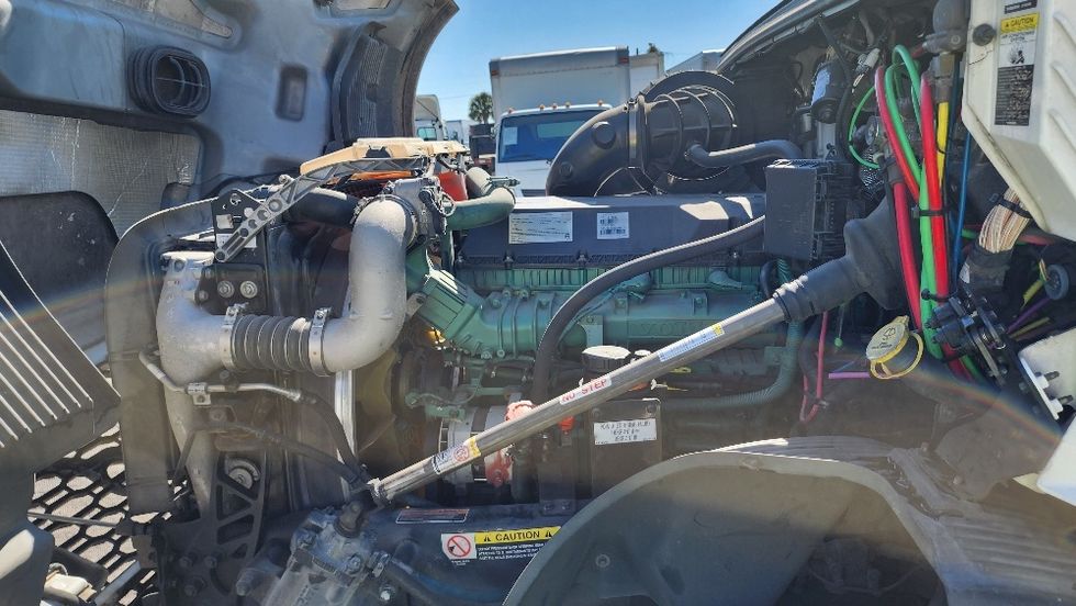 Day Cab Tractor-Heavy Duty Tractors-Volvo-2019-VNL42300-Ocala-FL-441,620\n\t\tmiles-$ 27,000 - Image 16