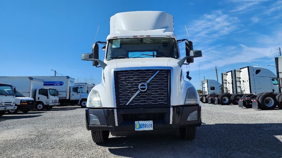 Day Cab Tractor-Heavy Duty Tractors-Volvo-2019-VNL42300-Ocala-FL-441,620\n\t\tmiles-$ 27,000 - Image 2