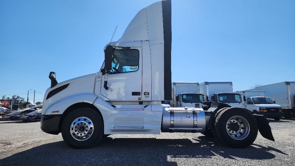 Day Cab Tractor-Heavy Duty Tractors-Volvo-2019-VNL42300-Ocala-FL-441,620\n\t\tmiles-$ 27,000 - Image 4