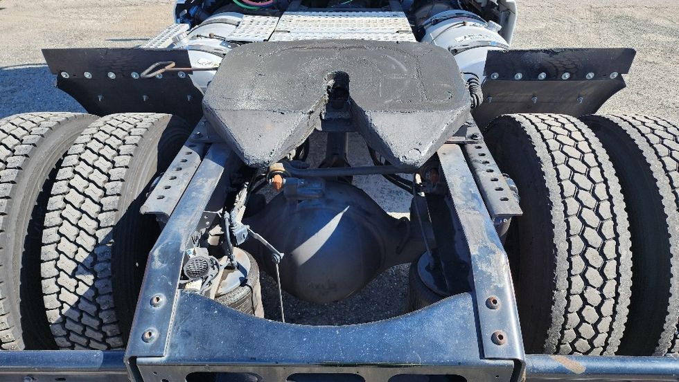 Day Cab Tractor-Heavy Duty Tractors-Volvo-2019-VNL42300-Ocala-FL-441,620\n\t\tmiles-$ 27,000 - Image 6