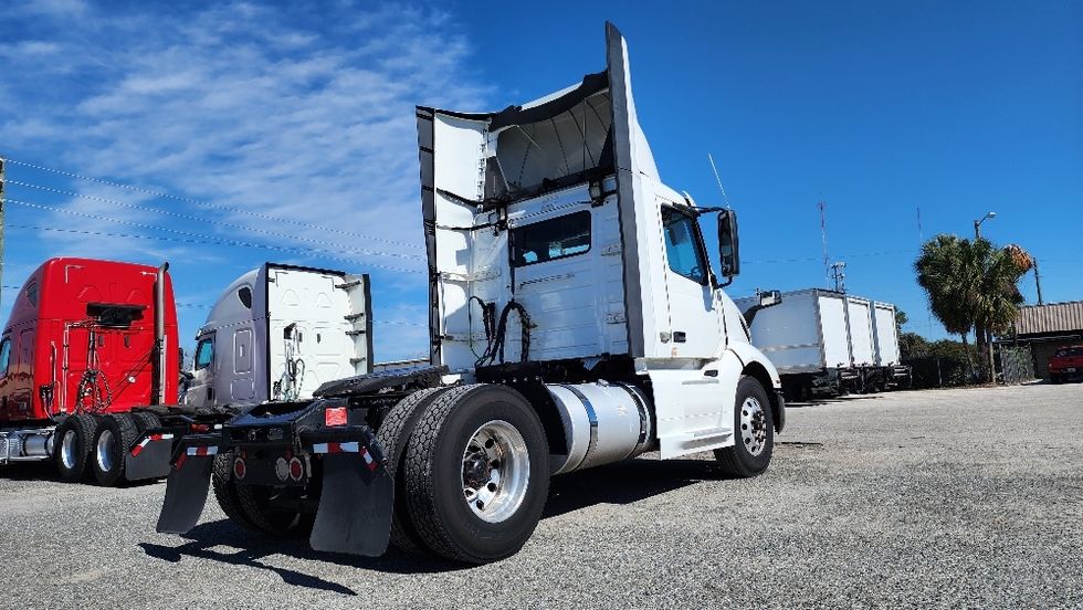 Day Cab Tractor-Heavy Duty Tractors-Volvo-2019-VNL42300-Ocala-FL-441,620\n\t\tmiles-$ 27,000 - Image 7