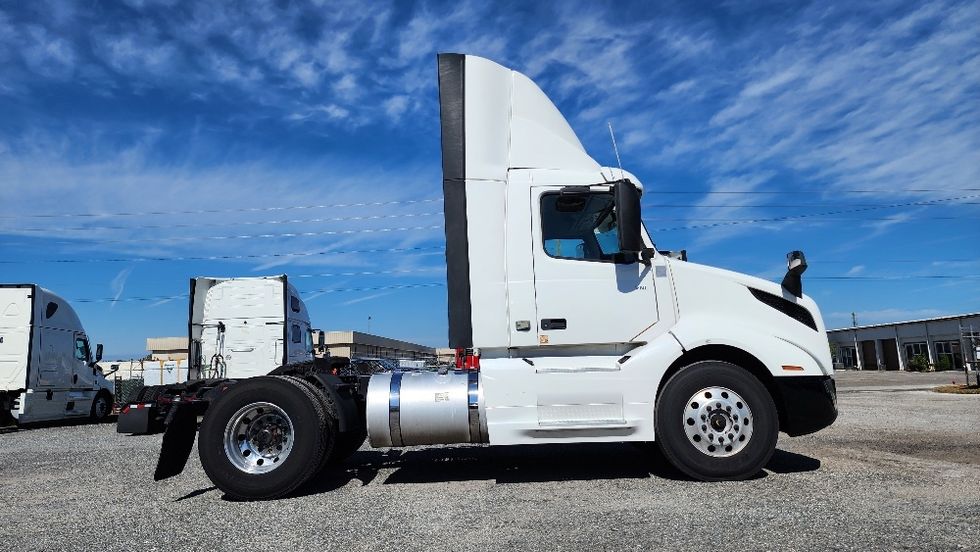 Day Cab Tractor-Heavy Duty Tractors-Volvo-2019-VNL42300-Ocala-FL-441,620\n\t\tmiles-$ 27,000 - Image 8